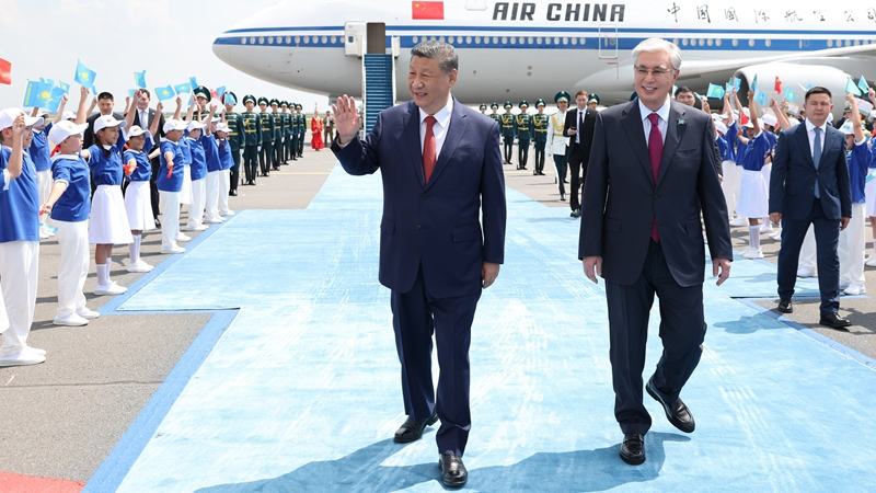 习近平抵达阿斯塔纳出席第二届中国—中亚峰会