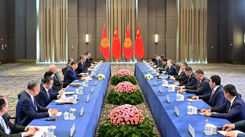 习近平会见吉尔吉斯斯坦总统扎帕罗夫