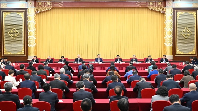 习近平看望全国政协委员