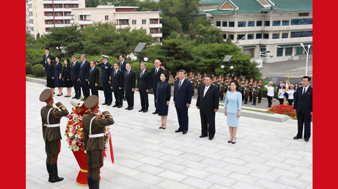 习近平和彭丽媛参谒中朝友谊塔