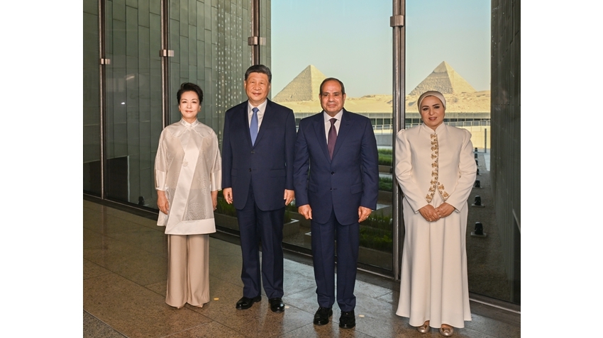 习近平和彭丽媛同埃及总统塞西夫妇共同参观大埃及博物馆