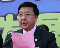 国土资源部副部长、“节约资源、保护环境，做保护地球小主人”活动全国组委会主任王世元宣读《关于国际地球年中国少年儿童绘画征集活动的表彰决定》