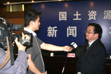 马毅主任接受记者采访