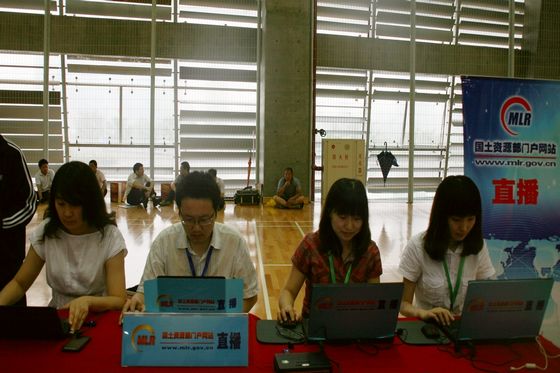 国土资源部门户网站工作人员正在准备直播