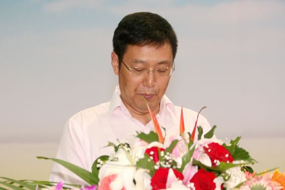 江苏省无锡市“节约集约用地十佳工业企业”代表——尚德太阳能电力有限公司副总裁刘志波发言，并宣读倡议书