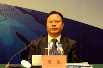 国土资源部办公厅副巡视员夏俊主持会议