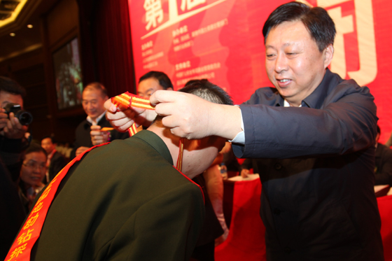 出席大赛闭幕式的领导为获奖选手颁奖