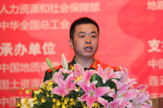 获得固体矿产钻探工第一名的选手华伶俐发言