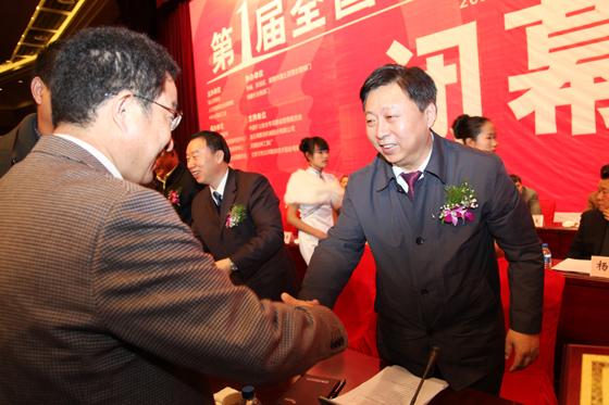 为获得“技能人才培育突出贡献奖”和“优秀组织奖”的单位颁发荣誉证书和奖牌