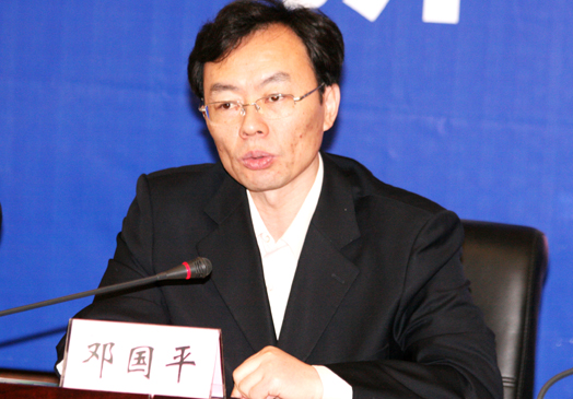 国土资源部宣传教育中心邓国平主任宣读“世界地球日”漫画大赛网络征集活动结果