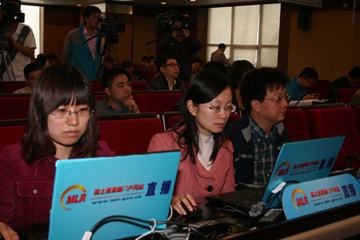 部门户网站工作人员正在直播新闻发布会