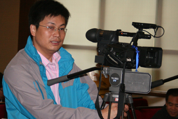 与会记者正在报道新闻发布会