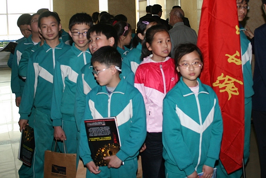 “李四光中队”少先队员参观中国古生物化石珍品展