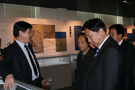 汪民等参观中国古生物化石珍品展