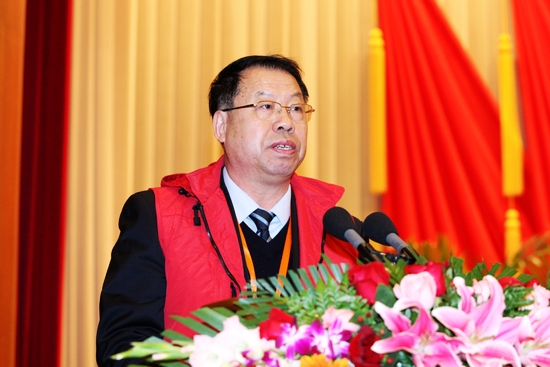 樊志全宣读聘请中国矿业联合会第五届理事会特约顾问的议案