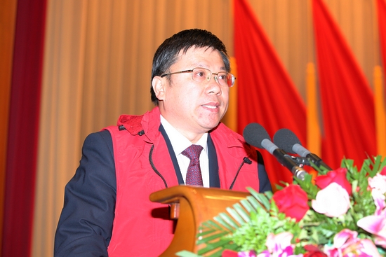 国土资源部规划司司长董祚继宣读关于首批国家级绿色矿山试点单位名单的公告