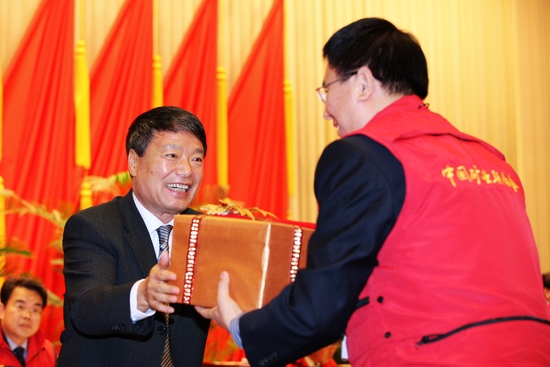 徐绍史会长为中国矿业联合会高级资政颁发聘书