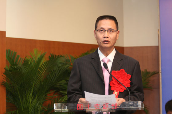 云南省麻栗坡县委书记彭辉代表地方党委、政府作矿产资源开发整合典型发言