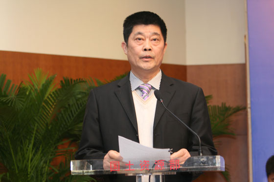 湖北省国土资源厅副厅长李成林代表矿业权实地核查工作全优奖单位做典型发言