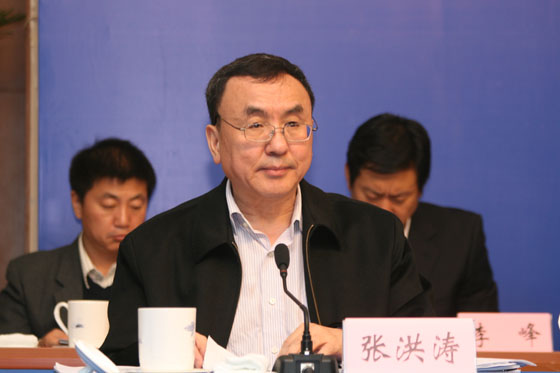 部总工程师张洪涛宣读《国土资源部关于表扬全国矿业权实地核查工作先进集体和先进个人的通报》