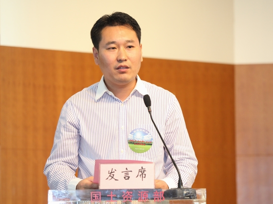 机关党委王正颐同志宣读倡议书