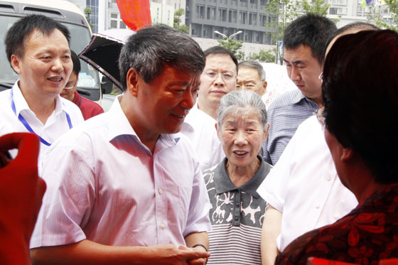 徐绍史部长现场回答群众咨询的问题