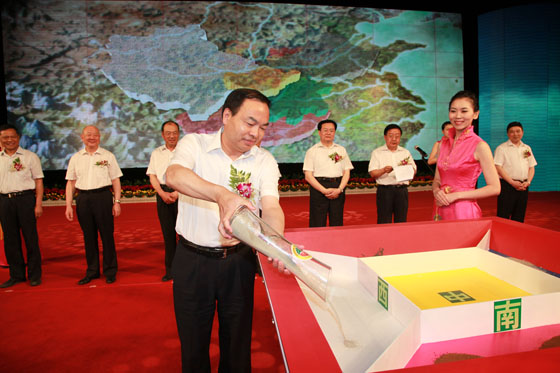 武汉市市长唐良智将取自新疆的白土倒入粮斗