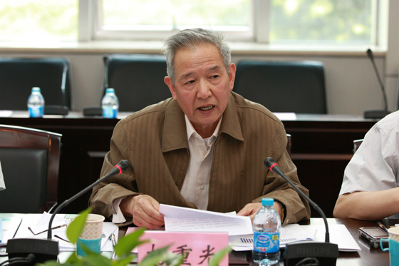 课题组成员,法律中心首席经济学家,中国社会科学院研究员杨重光发言