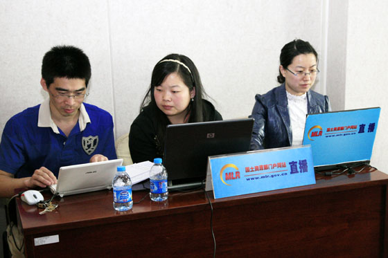 国土资源部门户网站工作人员正在进行网上图文直播