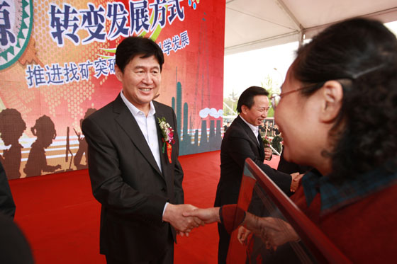 主席台上的领导和嘉宾为先进集体和先进个人代表颁发奖牌和证书