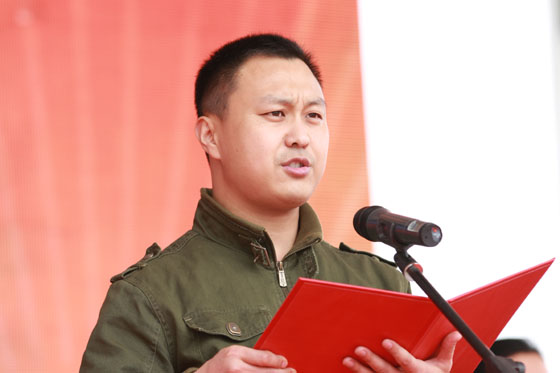 武警黄金指挥部作训参谋徐继刚宣读倡议书