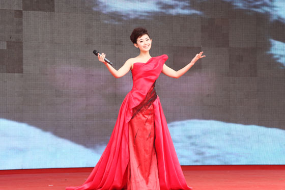 现场文艺演出女声独唱《黄金兵哥哥你图个啥》