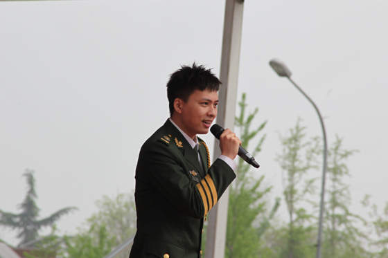 现场文艺演出男声独唱《我和大山有个约会》