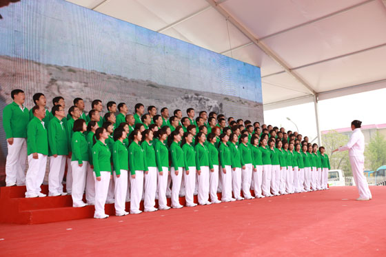 大合唱《我们是注视地球的眼睛》、《勘探队员之歌》