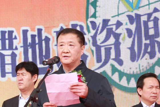 国土资源部副部长张少农宣读李四光少年儿童科技奖颁奖决定