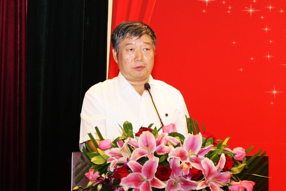 全国地质资料馆严光生馆长宣读《地质资料服务公约》