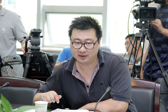 现场记者进行提问