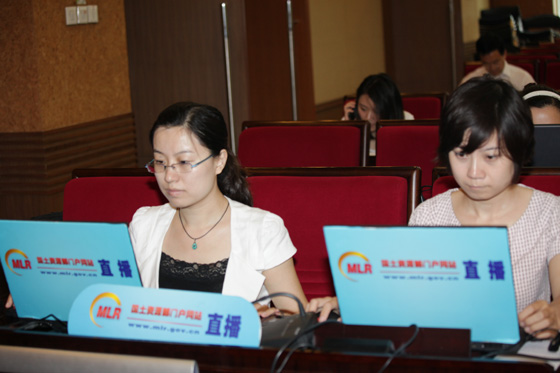 国土资源部门户网站工作人员进行直播准备