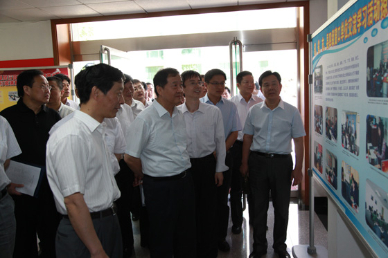 张少农参观国土资源系统政务服务窗口四级联创齐争活动展板