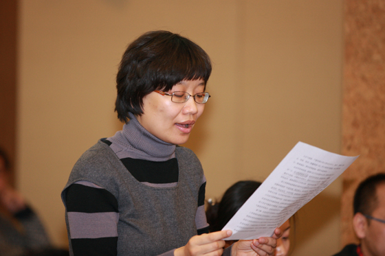 新闻发布会现场记者进行提问