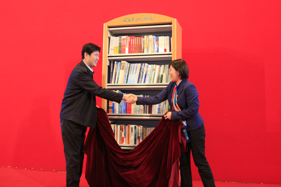 国土资源部副部长徐德明向北京大学党委副书记叶静漪赠送“国土资源图书角”
