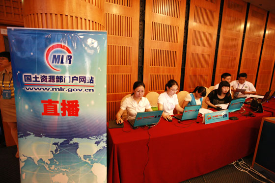 国土资源部门户网站工作人员正在进行网上直播