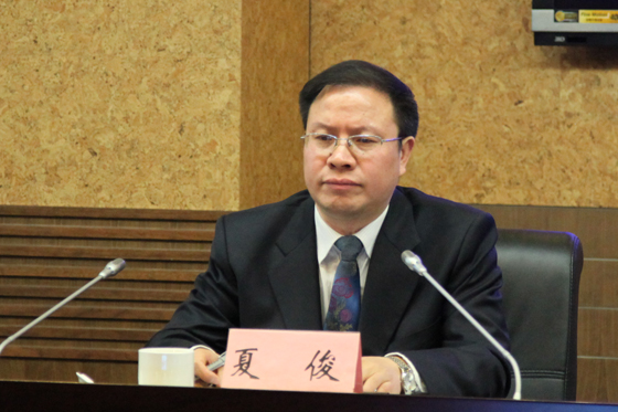 国土资源部办公厅副巡视员夏俊主持新闻发布会
