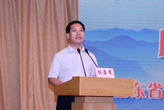临沂市国土资源局干部庞西祥作报告《心中的丰碑》