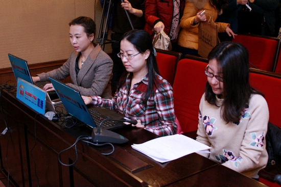 国土资源部门户网站工作人员进行直播前准备