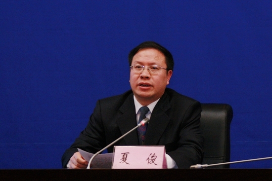 国土资源部办公厅副巡视员任夏俊主持新闻发布会