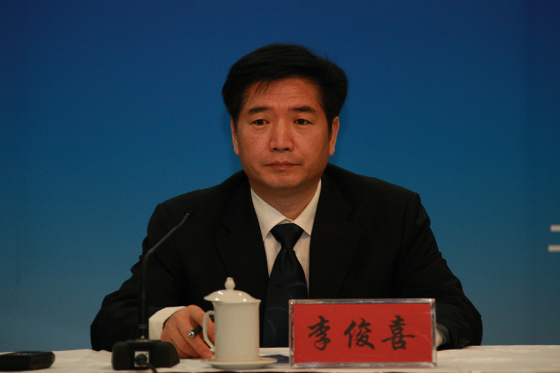 国土资源部办公厅副主任李俊喜主持新闻发布会