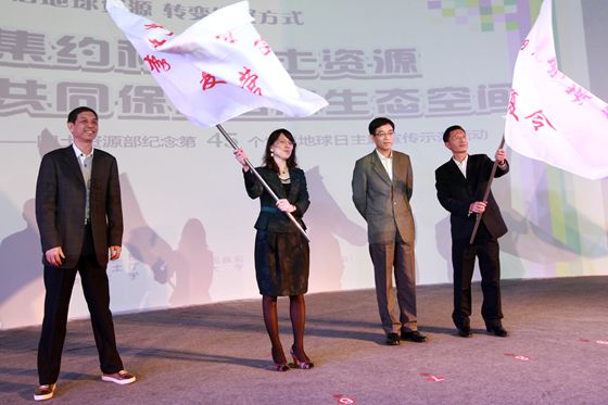 江苏省国土资源厅纪检组长孙军和中国地质灾害防治工程行业协会副会长李广湧授夏令营旗