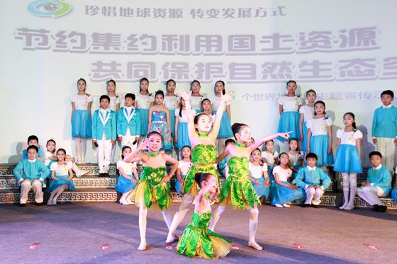 扬中“李四光中队”的少先队员表演歌舞《水韵芳洲》