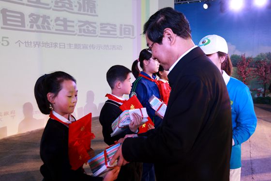 江苏省国土资源厅厅长李侃桢为第二届李四光少年儿童科技奖获奖作者颁发奖品